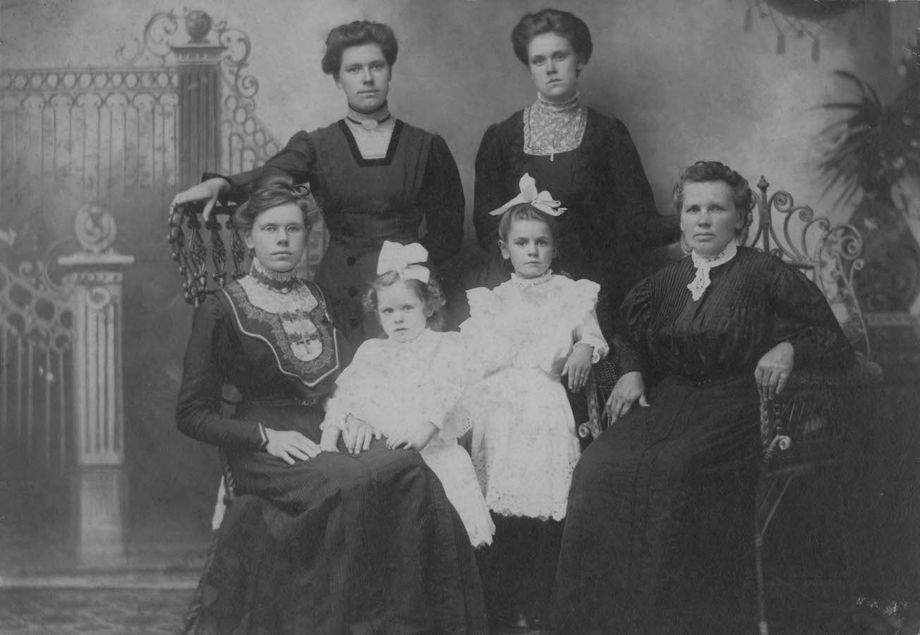 The Pellowski women, ca. 1910. Leokadia (Laura) is at upper right.