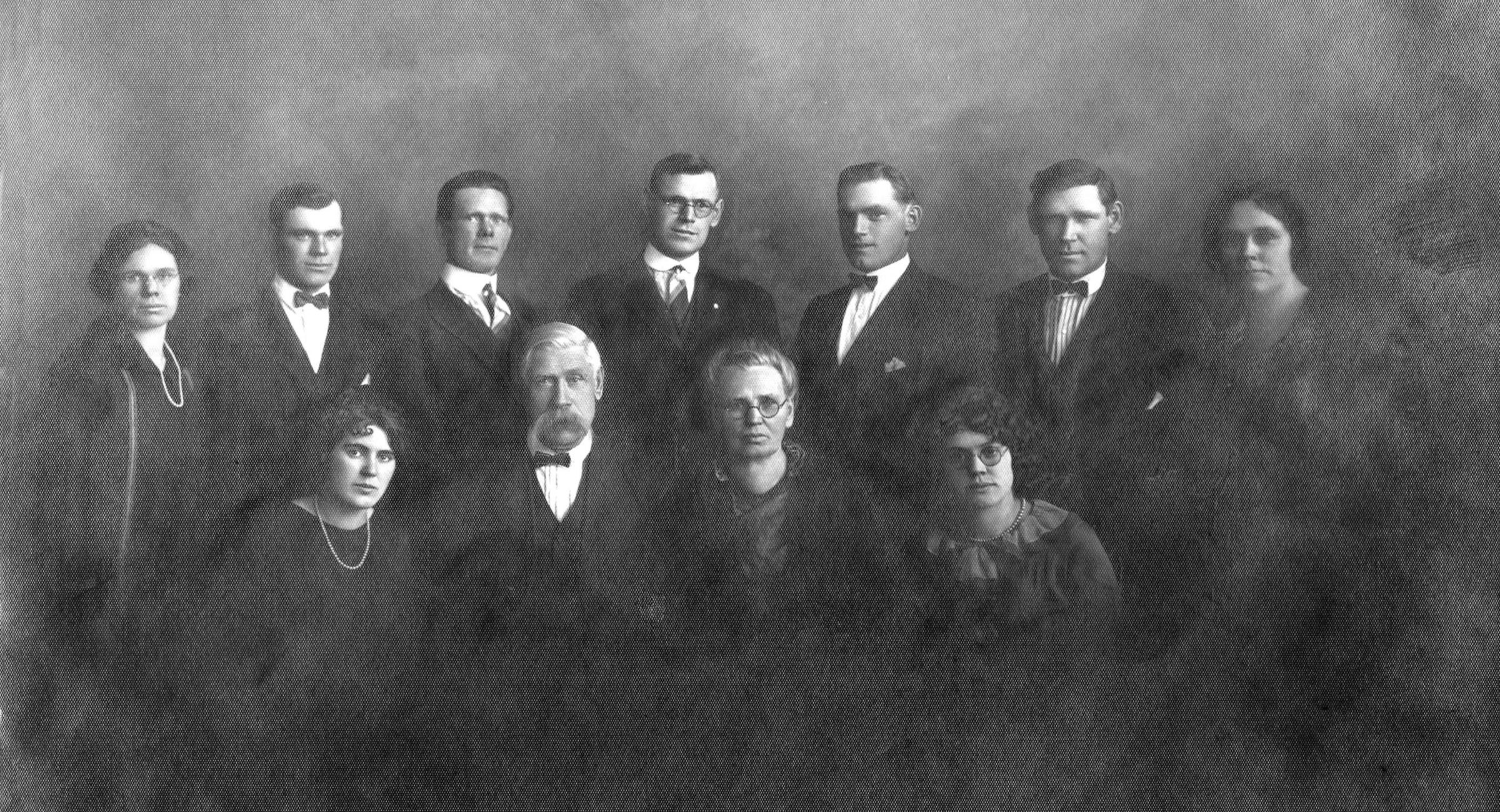 Jacob and Franciszka Pellowski with their family, ca. 1930.  Laura is at upper right.